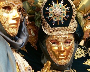 747px-Carnival_in_Valletta_-_fancy-dress_costume_03